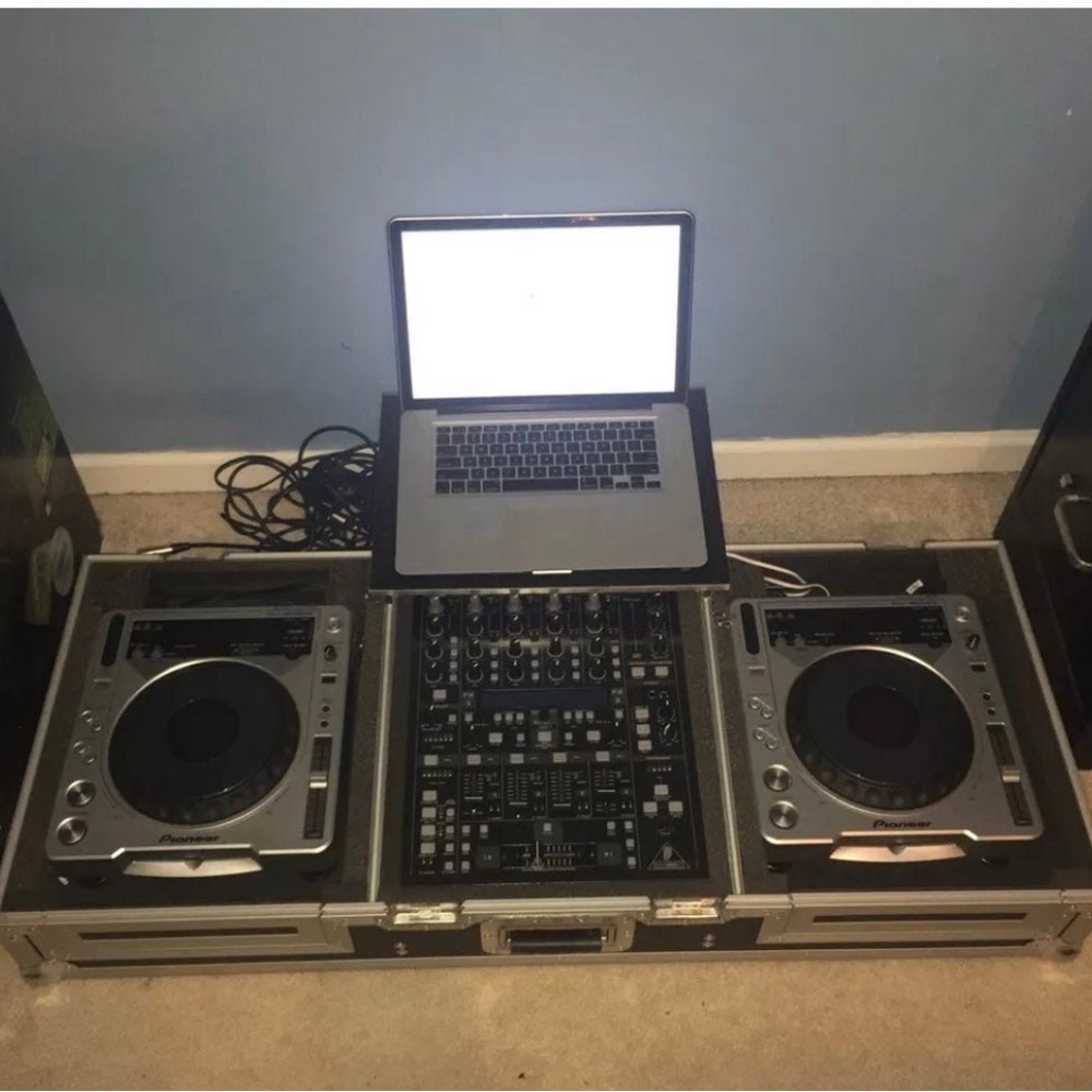 Pioneer 2 CDj 800 And Behringer DDM4000 5-Channel DJ Mixer And Wheels Odsey Case